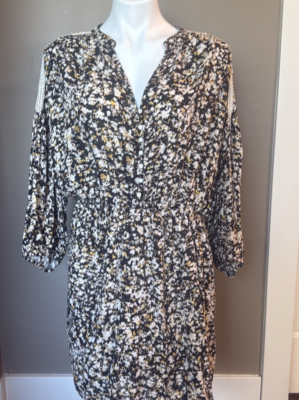 Floral Button-Front Waist-Defined Women’s Top - Black/White with Yellow Accents